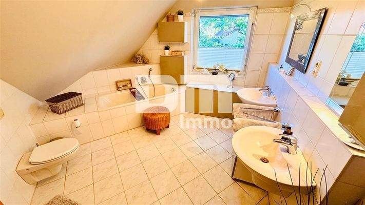 OG / DG Badezimmer / Wanne / Dusche / Doppelw.