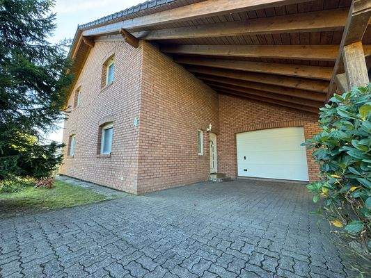 Hauseingang mit Carport und Garage