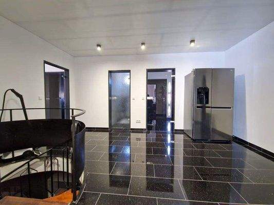 Flur mit Kellertreppe.jpg