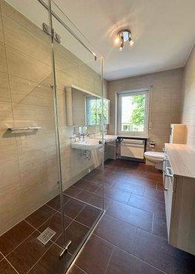 modernes Bad mit ebenerdiger Dusche