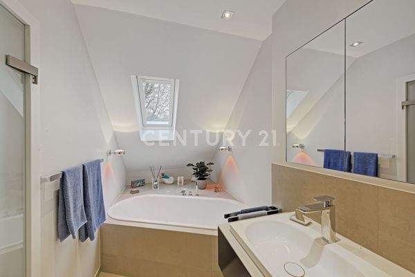 Tageslichtbad mit Badewanne