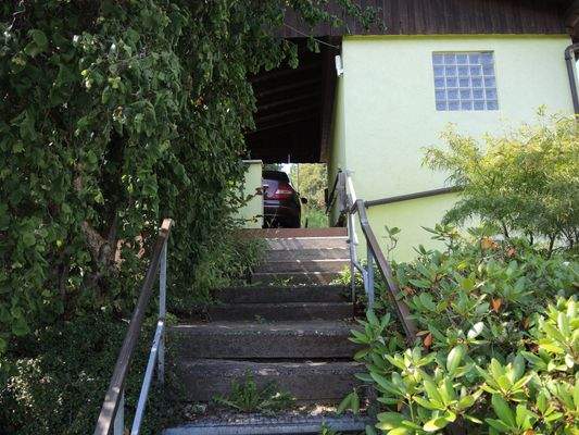 Treppe zu Garage und Carport