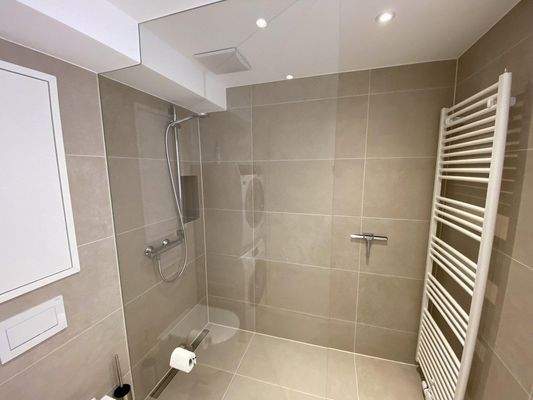 Bad mit Wandschränkchen