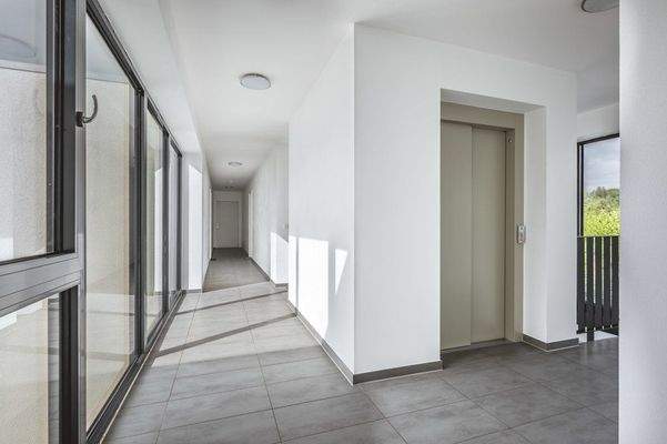 Treppenhaus mit Aufzug