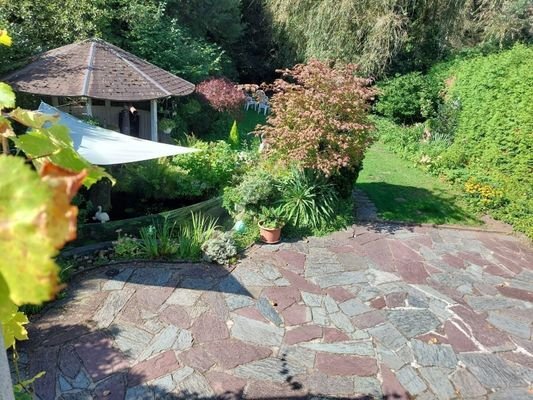 Rückseite, Terrasse, Pavillon und Fischteich 