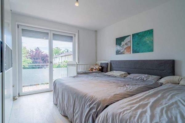 Elternschlafzimmer mit Südbalkon