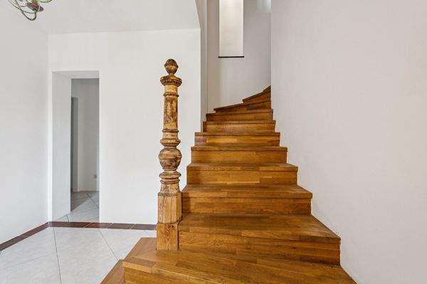 Treppenaufgang zum Gäste-WC und zum Dachgeschoss