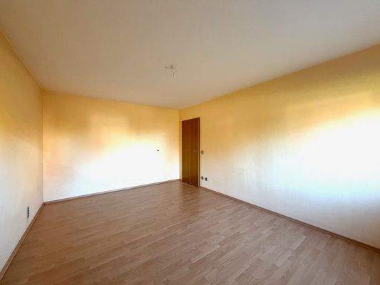 Schlafzimmer zum Flur hin UG