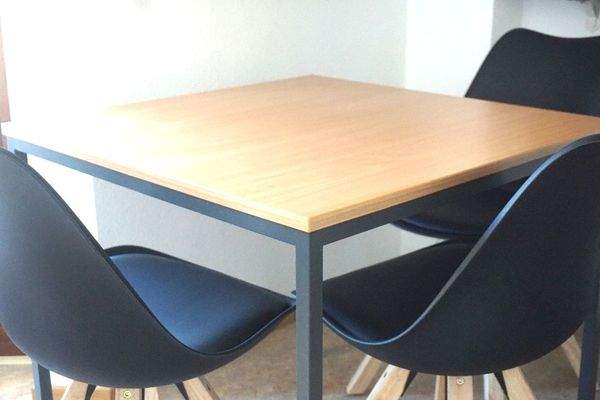 Moderne Stühle mit Tisch.JPG