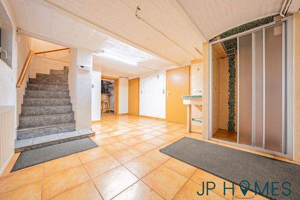 17_Eingangsbereich mit Treppe im Untergeschoss 