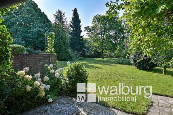 6 Durchgang und Blick in den Garten