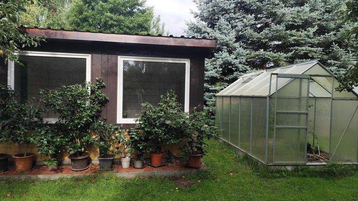 Nebengebäude und Gewächshaus