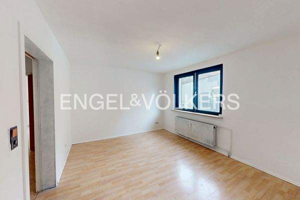 Dieses Zimmer im OG kann als Büro, Kinder- oder Gästezimmer genutzt werden