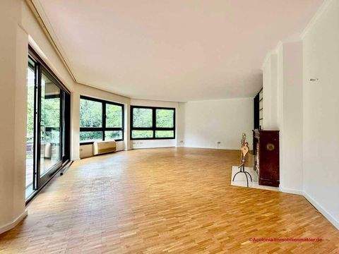 Ess-Wohn-Bereich mit Balkonzugang