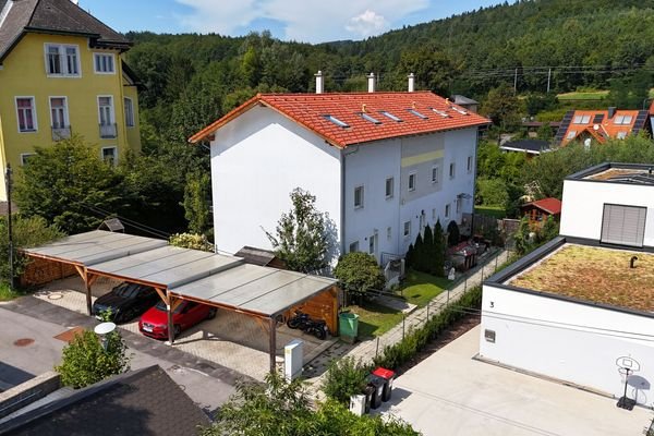 Südostansicht mit Carports