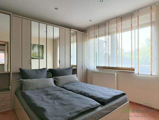 Doppelbett im kleinen Schlafzimmer