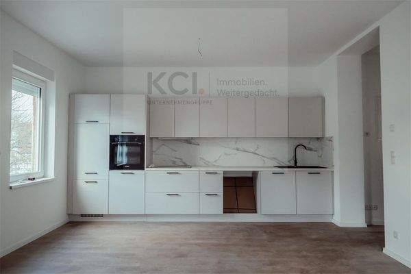 Blick vom Wohnen zur Küche 