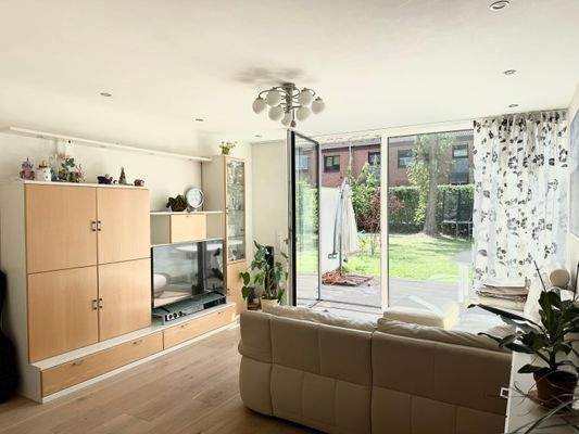 Wohnzimmer mit Zugang zur Terrasse