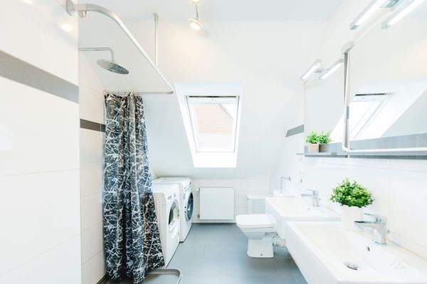 Helles Badezimmer mit Waschmaschinenanschluss