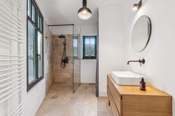 Das moderne Tageslichtbad mit Dusche. Auf beiden Etagen gibt es zwei separate Gäste-WCs