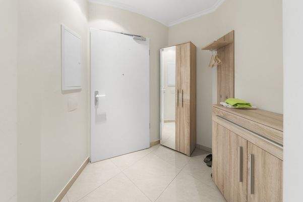 Die Eingangsdiele mit ausreichend Platz für Garderoben- und Schuhschrank