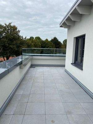 Moderner Balkon mit Glasgeländer