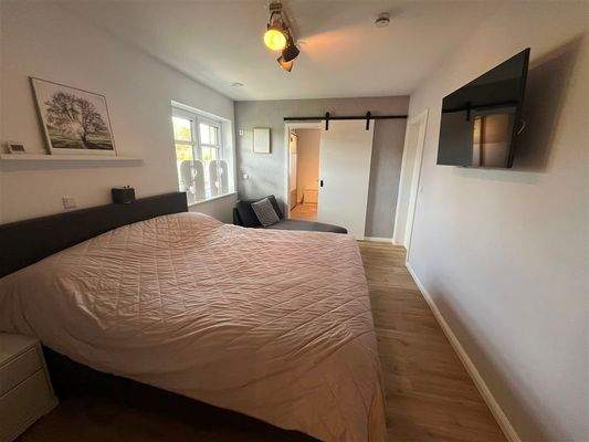 Schlafzimmer mit Ankleide-Zimmer im OG