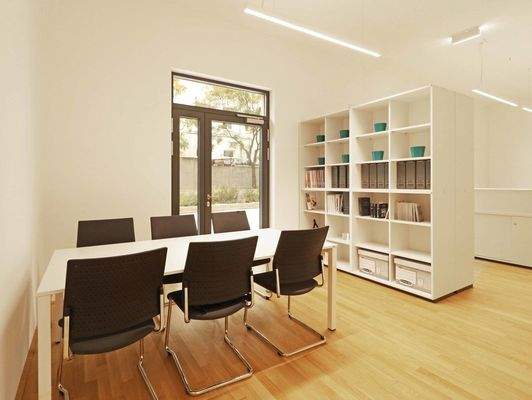 Besprechungsbereich mit Zugang über Fußgängerweg