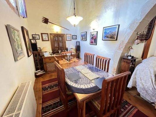 Kreta, Paleloni – Traditionelles kretisches Haus mit ikonischen Steinbögen