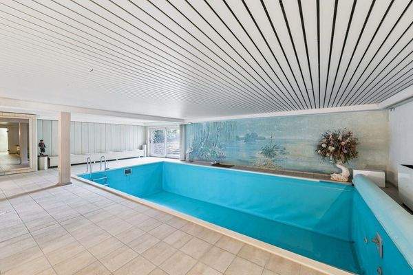 Großzügiger Pool im Untergeschoss mit direktem Zugang zum Garten