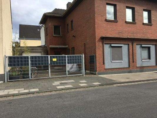 Außenansicht mit Innenhof