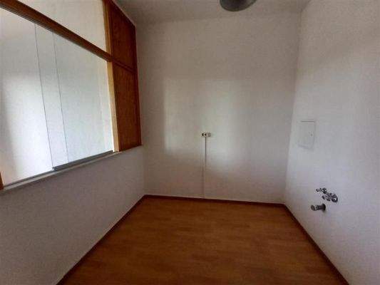 Leeres Zimmer mit Holzdetails