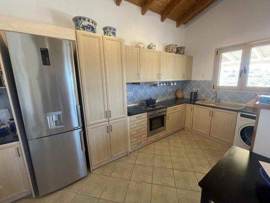 Kreta, Roumeli: Charmante Villa mit Garten und Pool zu verkaufen