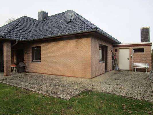 172. Südostseite des Bungalows mit Terrassenbereich..JPG