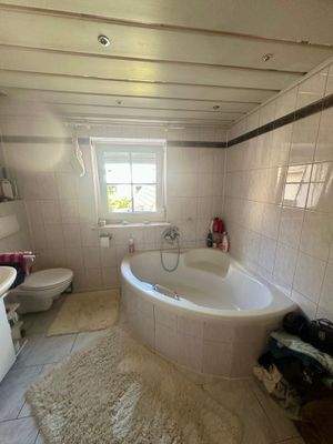 Vorderhaus Bad-Badewanne 1.OG.