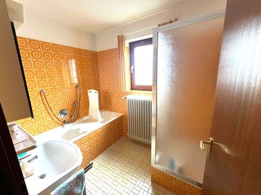 BAD mit Dusche und Wanne EG