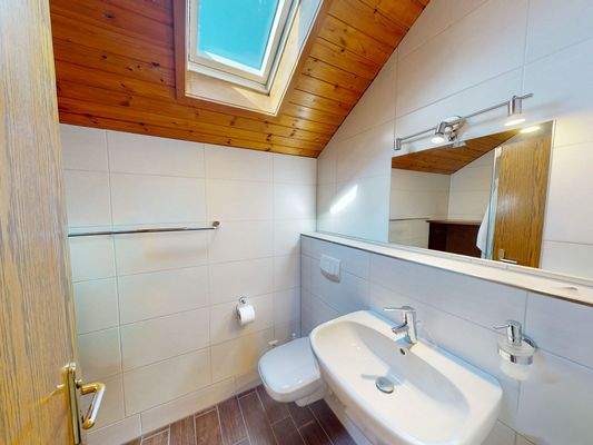 Modernes Duschbad im 1. Obergeschoss.