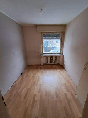 Leeres Zimmer mit Fenster