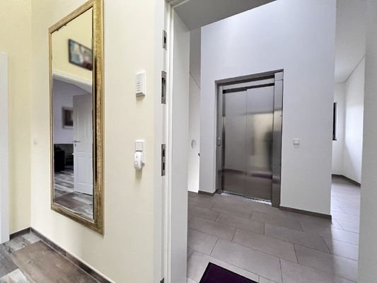 Alleine oben drauf vom Aufzug in die Wohnung