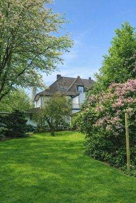 Blick aus dem Garten aufs Haus