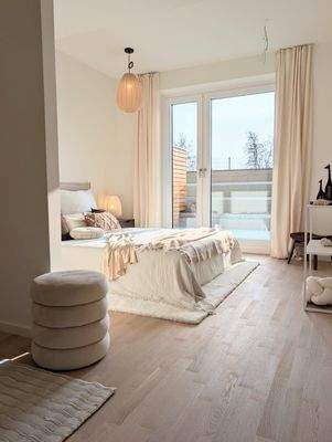 Masterschlafzimmer mit separater Ankleidenische