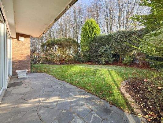 Terrasse und Gartenansicht Erdgeschoss vorne