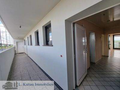 separater Flur mit Zugang zur Wohnungstür