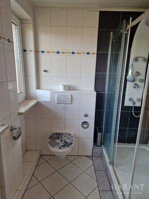 Bad mit Dusche und WC