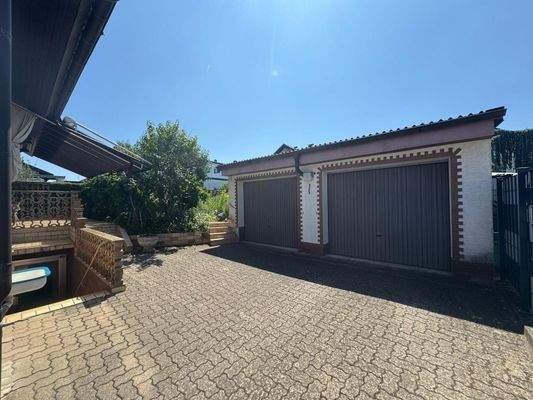 Doppelgarage mit Werkstatt