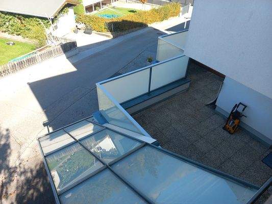 Blick vom Nordbalkon auf die Terrasse vor dem Eingangsbereich