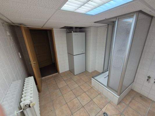 Raum Kellergeschoss mit Dusche und Heizungsanlage