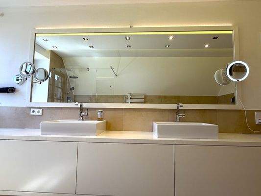 Doppelwaschbecken und automatischen Schränken.