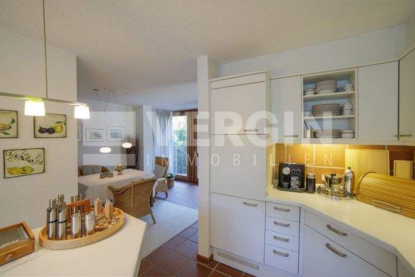 Blick von Küche zum kleinen Essbereich