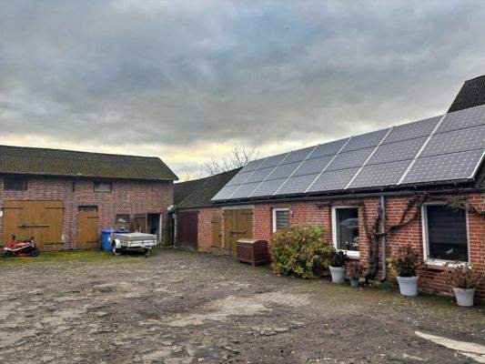 Blick auf die Nebengebäude